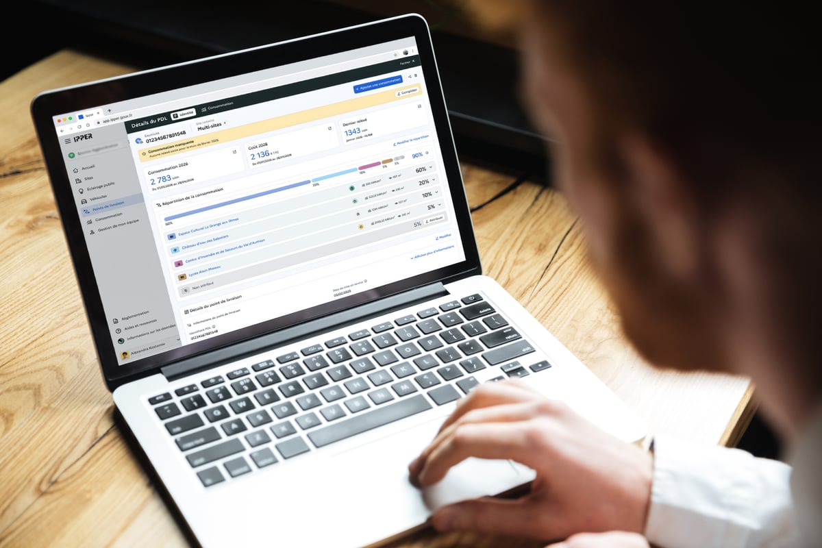 Personne utilisant la plateforme sur un ordinateur portable